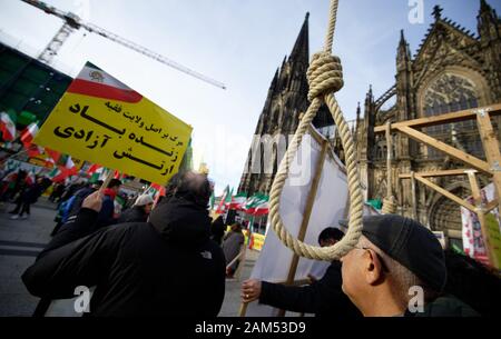 Köln, Deutschland. 11 Jan, 2020. Mit einer symbolischen Galgen, Demonstranten nehmen an einer Rallye des deutsch-iranischen Gesellschaft gegen die Verhaftung von Oppositionellen im Iran. Quelle: Henning Kaiser/dpa/Alamy leben Nachrichten Stockfoto