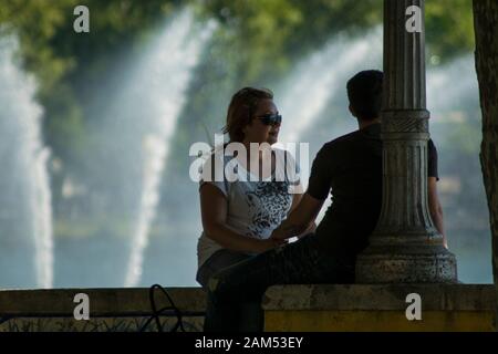 Coimbra, PORTUGAL - 16. Juli 2016 - Menschen versuchen, sich während einer Hitzewelle in Coimbra Portugal kühl zu halten Stockfoto