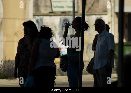 Coimbra, PORTUGAL - 16. Juli 2016 - Menschen versuchen, sich während einer Hitzewelle in Coimbra Portugal kühl zu halten Stockfoto