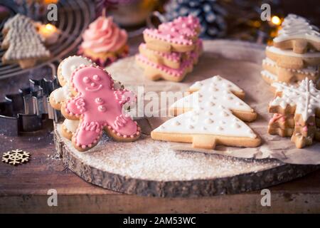 Cookies mit Royal icing bereit zu essen eingerichtet Stockfoto