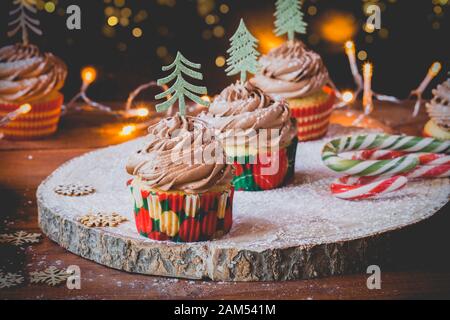 Drei chocolate Cupcakes bereit auf einer hölzernen Fach Stockfoto