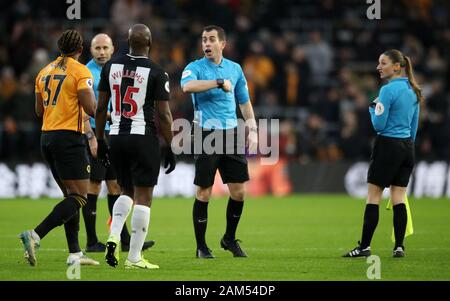 Wolverhampton Wanderers" Adama Traore appelliert an gleichreferent Peter Bankes während der Premier League Spiel im Molineux, Wolverhampton. Stockfoto