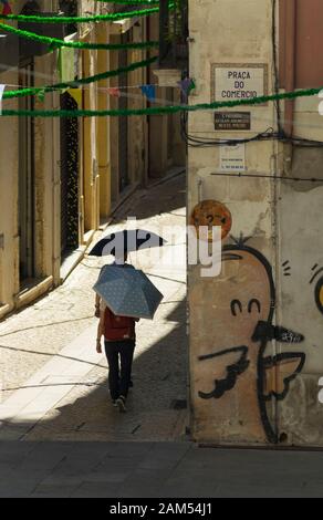 Coimbra, PORTUGAL - 16. Juli 2016 - Menschen versuchen, sich während einer Hitzewelle in Coimbra Portugal kühl zu halten Stockfoto