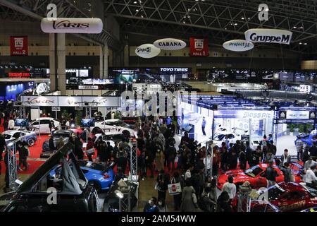 Chiba, Japan. 11 Jan, 2020. Besucher sammeln während der Tokyo Auto Salon 2020 in Makuhari Messe International Convention Complex. Tokyo Auto Salon ist ein Automobil Ausstellung ihre neuesten technologischen Lösungen und Produkte für Autos zur Schau stellen. Die Messe läuft vom 10. Januar bis 12. Credit: Rodrigo Reyes Marin/ZUMA Draht/Alamy leben Nachrichten Stockfoto