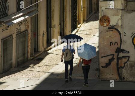 Coimbra, PORTUGAL - 16. Juli 2016 - Menschen versuchen, sich während einer Hitzewelle in Coimbra Portugal kühl zu halten Stockfoto