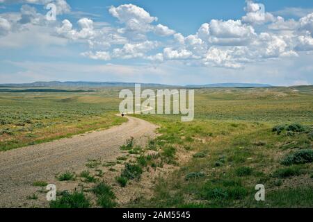 WY 03933-00 ... WYOMING - Straße windet sich durch die weite Prärie landet der großen Becken teilen, nach der Great Divide Mountain Bike Route. Stockfoto