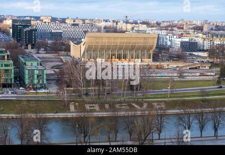 Vilnius, Litauen - 16. Dezember 2019: Der Palast der Konzerte und des Sports ist ein monumentales Gebäude, das im Stil der kommunistischen Moderne in Vilnius entworfen wurde Stockfoto