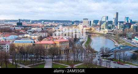 Vilnius, Litauen - 16. Dezember 2019: Blick auf die Altstadt und das neue Stadtzentrum von Vilnius, Litauen Stockfoto