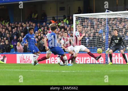 London, Großbritannien. 11 Jan, 2020. Reece James des FC Chelsea schießt auf das Tor in der Premier League Spiel zwischen Chelsea und Burnley an der Stamford Bridge, London am Samstag, den 11. Januar 2020. (Credit: Ivan Jordanov | MI Nachrichten) das Fotografieren dürfen nur für Zeitung und/oder Zeitschrift redaktionelle Zwecke verwendet werden, eine Lizenz für die gewerbliche Nutzung Kreditkarte erforderlich: MI Nachrichten & Sport/Alamy leben Nachrichten Stockfoto