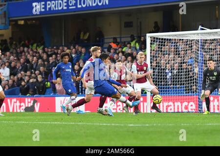 London, Großbritannien. 11 Jan, 2020. Reece James des FC Chelsea schießt auf das Tor in der Premier League Spiel zwischen Chelsea und Burnley an der Stamford Bridge, London am Samstag, den 11. Januar 2020. (Credit: Ivan Jordanov | MI Nachrichten) das Fotografieren dürfen nur für Zeitung und/oder Zeitschrift redaktionelle Zwecke verwendet werden, eine Lizenz für die gewerbliche Nutzung Kreditkarte erforderlich: MI Nachrichten & Sport/Alamy leben Nachrichten Stockfoto