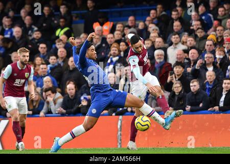 London, Großbritannien. 11 Jan, 2020. Dwight McNeil von Burnley Schlachten für Besitz mit Reece James des FC Chelsea in der Premier League Spiel zwischen Chelsea und Burnley an der Stamford Bridge, London am Samstag, den 11. Januar 2020. (Credit: Ivan Jordanov | MI Nachrichten) das Fotografieren dürfen nur für Zeitung und/oder Zeitschrift redaktionelle Zwecke verwendet werden, eine Lizenz für die gewerbliche Nutzung Kreditkarte erforderlich: MI Nachrichten & Sport/Alamy leben Nachrichten Stockfoto