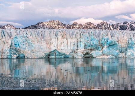 Blauer Gletscher vor dem felsigen Gebirge - malerische Landschaft der Arktis Stockfoto