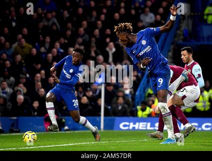 Chelseas Callum Hudson-Odoi (links) auf dem Weg zum Ergebnis seiner Mannschaft dritte Ziel während der Premier League Match an der Stamford Bridge, London. Stockfoto