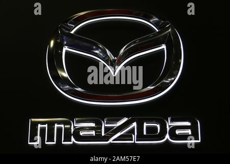 Chiba, Japan. 11 Jan, 2020. Ein Mazda-Logo ist während der Tokyo Auto Salon 2020 in Makuhari Messe International Convention Complex gesehen. Tokyo Auto Salon ist ein Automobil Ausstellung, präsentieren ihre neuesten technologischen Lösungen und Produkte für die Autos. Die Messe läuft vom 10. Januar bis 12. Credit: Rodrigo Reyes Marin/ZUMA Draht/Alamy leben Nachrichten Stockfoto