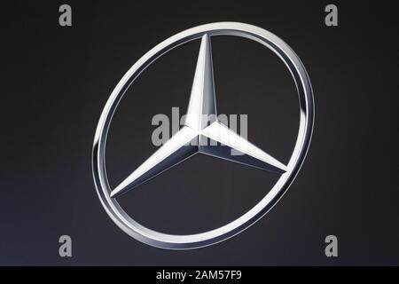 Chiba, Japan. 11 Jan, 2020. Ein Mercedes-Benz Logo ist während der Tokyo Auto Salon 2020 in Makuhari Messe International Convention Complex gesehen. Tokyo Auto Salon ist ein Automobil Ausstellung, präsentieren ihre neuesten technologischen Lösungen und Produkte für die Autos. Die Messe läuft vom 10. Januar bis 12. Credit: Rodrigo Reyes Marin/ZUMA Draht/Alamy leben Nachrichten Stockfoto