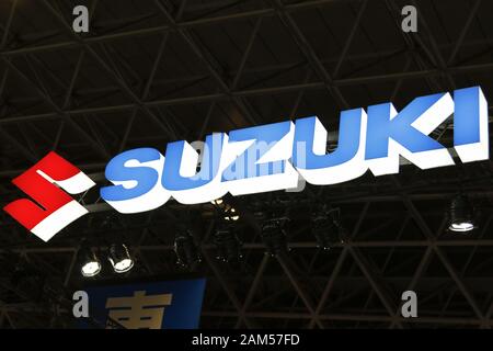 Chiba, Japan. 11 Jan, 2020. Ein Suzuki Logo ist während der Tokyo Auto Salon 2020 in Makuhari Messe International Convention Complex gesehen. Tokyo Auto Salon ist ein Automobil Ausstellung, präsentieren ihre neuesten technologischen Lösungen und Produkte für die Autos. Die Messe läuft vom 10. Januar bis 12. Credit: Rodrigo Reyes Marin/ZUMA Draht/Alamy leben Nachrichten Stockfoto