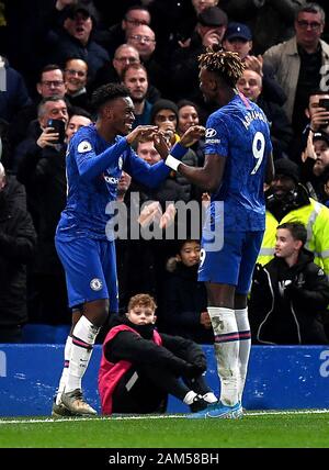 Chelseas Callum Hudson-Odoi (links) feiert dritten Ziel seiner Seite des Spiels mit Team scoring-mate Tammy Abraham (rechts) während der Premier League Match an der Stamford Bridge, London. Stockfoto