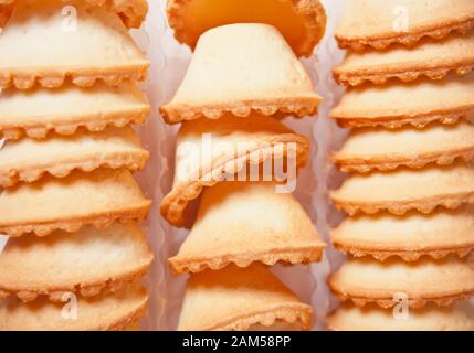 Tartlets ohne Füllung. Leere Tartlets. Gericht für Salate und Kaviar. Teigkörbe. Stockfoto