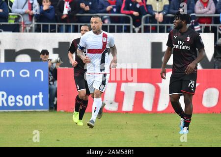 Cagliari, Italien. 11 Jan, 2020. radja nainggolan von Cagliari Cagliari calcioduring vs AC Mailand, der italienischen Fußball-Serie-A Männer Meisterschaft in Cagliari, Italien, 11. Januar 2020 - LPS/Luigi Canu Credit: Luigi Canu/LPS/ZUMA Draht/Alamy leben Nachrichten Stockfoto