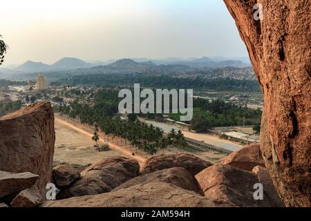Schöne Aussicht auf die Ruinen der erstaunliche Hampi von matanga Hill. Schöne Aussicht auf die Ruinen der erstaunliche Hampi. Karnataka, Indien Stockfoto