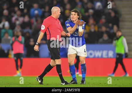 Leicester, Großbritannien. 11 Jan, 2020. Caglar Soyuncu (4) von Leicester City Gesten zu Schiedsrichter Lee Mason während der Premier League Match zwischen Leicester City und Southampton für die King Power Stadion, Leicester am Samstag, den 11. Januar 2020. (Credit: Jon Hobley | MI Nachrichten) das Fotografieren dürfen nur für Zeitung und/oder Zeitschrift redaktionelle Zwecke verwendet werden, eine Lizenz für die gewerbliche Nutzung Kreditkarte erforderlich: MI Nachrichten & Sport/Alamy leben Nachrichten Stockfoto