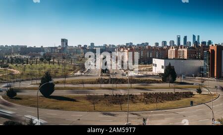 Blick auf sanchinarro Vorstadtnachbarschaft in Richtung Cuatro Torres Business District in Madrid, Spanien. Stockfoto