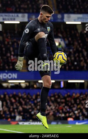 London, Großbritannien. 11 Jan, 2020. Nick Pope, der torwart von Burnley in Aktion. Premier League match, Chelsea v Burnley an der Stamford Bridge in London am Samstag, den 11. Januar 2020. Dieses Bild dürfen nur für redaktionelle Zwecke verwendet werden. Nur die redaktionelle Nutzung, eine Lizenz für die gewerbliche Nutzung erforderlich. Keine Verwendung in Wetten, Spiele oder einer einzelnen Verein/Liga/player Publikationen. pic von Steffan Bowen/Credit: Andrew Orchard sport Fotografie/Alamy leben Nachrichten Stockfoto