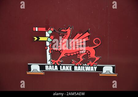 Schild, Bala Lake Railway Wales; Rheilffordd Llyn Tegid; Narrow Guage; Little Railway; Llyn Tegid; Bala Lake; Dampfzug; Wales; Großbritannien; Großbritannien; E Stockfoto