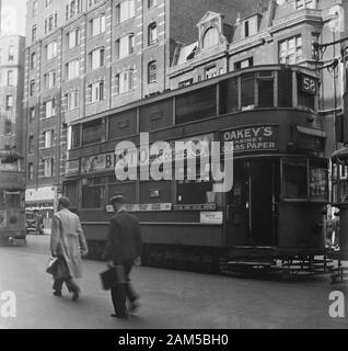 Nr. 58 der Straßenbahn auf dem Weg zum Blackwall über Dulwich, South London. Suche bei, ich vermute, dass die Zeit der Termine zu Kriegszeiten 1940er. Dies ist aufgrund der Blackout-fenster und der Verkleidung. Bitte beachten Sie, dass aufgrund des Alters der Bild Es könnte Flecken sichtbar sein. Stockfoto