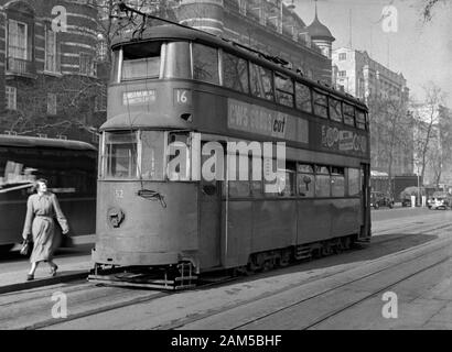 London Tram Nr. 2152 0n Route 16 in die Böschung. Circa 1940s/1950s Stockfoto