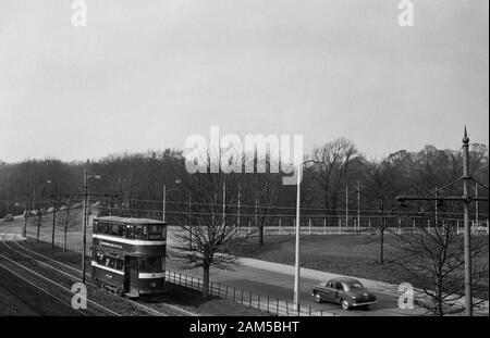 Leeds Standard Tram Nr. 161 in Horsefield und auf der Strecke nach Briggate. Bild, das Ende der 1950er Jahre vor der Außerbetriebnahme der Straßenbahnen aufgenommen wurde. Stockfoto