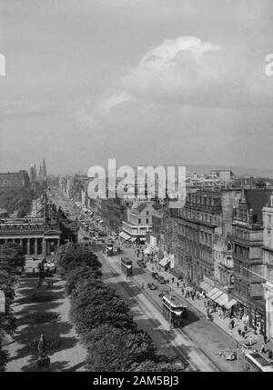 Die Princes Street, Edinburgh während der 1950er Jahre die ursprüngliche Straßenbahnen auf Route Stockfoto