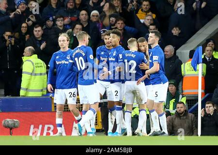 Liverpool, Großbritannien. 11 Jan, 2020. Richarlison von Everton (2. von rechts) feiert mit seinen Mannschaftskameraden, nachdem seine Mannschaften 1. Ziel zählen. Premier League match, Everton v Brighton & Hove Albion im Goodison Park in Liverpool am Samstag, den 11. Januar 2020. Dieses Bild dürfen nur für redaktionelle Zwecke verwendet werden. Nur die redaktionelle Nutzung, eine Lizenz für die gewerbliche Nutzung erforderlich. Keine Verwendung in Wetten, Spiele oder einer einzelnen Verein/Liga/player Publikationen. pic von Chris Stading/Andrew Orchard sport Fotografie/Alamy Live news Credit: Andrew Orchard sport Fotografie/Alamy leben Nachrichten Stockfoto