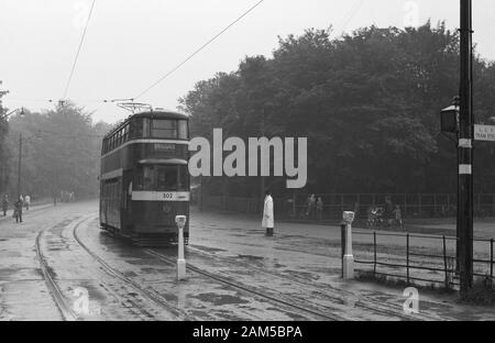 Leeds (Feltham) Tram Nr. 502 auf dem Weg nach Briggate. Bild 1959 vor der Stilllegung des Straßenbahnnetzes. Stockfoto