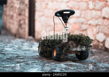 Merkwürdige kleine Kinder altes Auto Spielzeug mit Reifen und ein Lenkrad als Blumentopf. Stockfoto