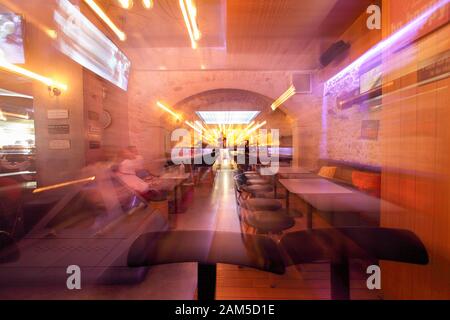 In einer der vielen Bars in Rethymnon, gesehen Hier können Sie über eine Zoom-Technik. Stockfoto