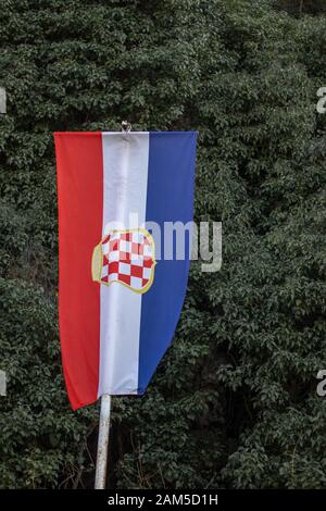 Flagge der kroatischen Republik Bosnien-Herzegowina, angezeigt in kroatischem Teil von bosnien und herzegowina. Das Land teilte sich in serbisch, muslim und kroatisch n Stockfoto