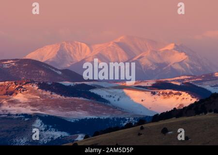 Am frühen Morgen Alpenglow und Sturmwolken auf der Sangre de Cristo Bergkette von Colorado Stockfoto