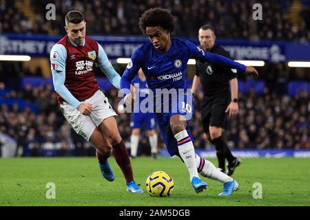 London, Großbritannien. 11 Jan, 2020. William von Chelsea (R) in Aktion mit Matt Lowton von Burnley (L). Premier League match, Chelsea v Burnley an der Stamford Bridge in London am Samstag, den 11. Januar 2020. Dieses Bild dürfen nur für redaktionelle Zwecke verwendet werden. Nur die redaktionelle Nutzung, eine Lizenz für die gewerbliche Nutzung erforderlich. Keine Verwendung in Wetten, Spiele oder einer einzelnen Verein/Liga/player Publikationen. pic von Steffan Bowen/Credit: Andrew Orchard sport Fotografie/Alamy leben Nachrichten Stockfoto