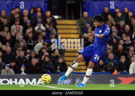 London, Großbritannien. 11 Jan, 2020. Reece James von Chelsea nimmt einen Schuß am Ziel. Premier League match, Chelsea v Burnley an der Stamford Bridge in London am Samstag, den 11. Januar 2020. Dieses Bild dürfen nur für redaktionelle Zwecke verwendet werden. Nur die redaktionelle Nutzung, eine Lizenz für die gewerbliche Nutzung erforderlich. Keine Verwendung in Wetten, Spiele oder einer einzelnen Verein/Liga/player Publikationen. pic von Steffan Bowen/Credit: Andrew Orchard sport Fotografie/Alamy leben Nachrichten Stockfoto