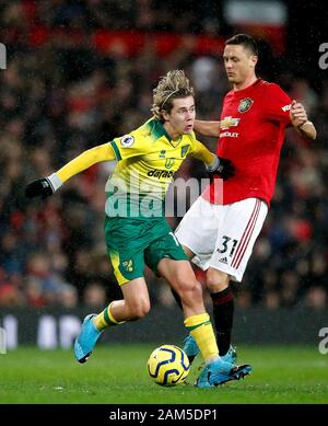 Norwich City Todd Cantwell (links) nimmt die Kugel hinter Manchester United Nemanja Matic (rechts) während der Premier League Spiel im Old Trafford, Manchester. Stockfoto