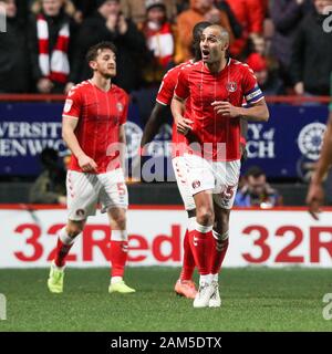 London, Großbritannien. 11 Jan, 2020. Darren Pratley (C) von Charlton Athletic spricht mit seinem Manager, als Tom Lockyer von Charlton Athletic Kerben die ausgleichende Ziel es 2-2 machen und feiert während der efl Sky Bet Championship Match zwischen Charlton Athletic und West Bromwich Albion im Valley, London, England am 11. Januar 2020. Foto von Ken Funken. Nur die redaktionelle Nutzung, eine Lizenz für die gewerbliche Nutzung erforderlich. Keine Verwendung in Wetten, Spiele oder einer einzelnen Verein/Liga/player Publikationen. Credit: UK Sport Pics Ltd/Alamy leben Nachrichten Stockfoto