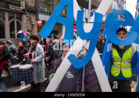 Glasgow, Schottland, Großbritannien. 11 Jan, 2020. Kampagne zur Unterstützung der schottischen Unabhängigkeit Marsch durch die Straßen von Glasgow. Im März wurde von der Gruppe organisiert alle unter einem Banner und reisten aus den Kelvingrove Park durch die Stadt Glasgow Green. Credit: Skully/Alamy leben Nachrichten Stockfoto