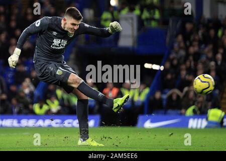 London, Großbritannien. 11 Jan, 2020. Nick Pope, der torwart von Burnley in Aktion. Premier League match, Chelsea v Burnley an der Stamford Bridge in London am Samstag, den 11. Januar 2020. Dieses Bild dürfen nur für redaktionelle Zwecke verwendet werden. Nur die redaktionelle Nutzung, eine Lizenz für die gewerbliche Nutzung erforderlich. Keine Verwendung in Wetten, Spiele oder einer einzelnen Verein/Liga/player Publikationen. pic von Steffan Bowen/Credit: Andrew Orchard sport Fotografie/Alamy leben Nachrichten Stockfoto