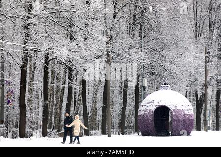 Ein junges Paar Spaziergänge durch eine verschneite Park in Moskau, Russland Stockfoto