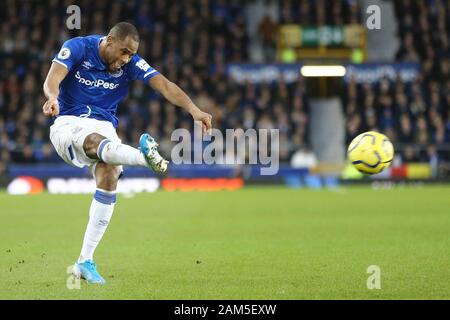 Liverpool, Großbritannien. 11 Jan, 2020. Djibril Sidibe von Everton kreuzt die Kugel. Premier League match, Everton v Brighton & Hove Albion im Goodison Park in Liverpool am Samstag, den 11. Januar 2020. Dieses Bild dürfen nur für redaktionelle Zwecke verwendet werden. Nur die redaktionelle Nutzung, eine Lizenz für die gewerbliche Nutzung erforderlich. Keine Verwendung in Wetten, Spiele oder einer einzelnen Verein/Liga/player Publikationen. pic von Chris Stading/Andrew Orchard sport Fotografie/Alamy Live news Credit: Andrew Orchard sport Fotografie/Alamy leben Nachrichten Stockfoto