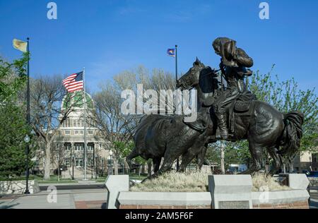 Chavez County Courthouse (1911) und "Cattle King of the Pecos" (John Simpson Chisum) Statue, von Robert Temple Summers III (2001), Roswell, New Mexico Stockfoto