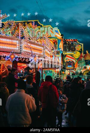 London, Großbritannien/Europa; 22/12/2019: Nachtansicht des Winter Wonderland, Vergnügungspark im Hyde Park, London. Menschen, die auf Weihnachtsmessen genießen. Stockfoto