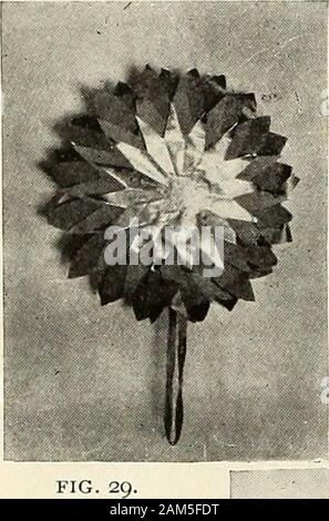 StNicholas [Serial]. Abb. 25 DETAIL DIAGRAMME DER Ornamente und viele Eltern sich weigern, den Christmascandles auf ihrer Kinder Baum zu Licht, weil der thegreat Gefahr eines Flächenbrandes. Abb. 30 Zeigt einige Papier Kerzen auf einem evergreenbranch, aufrecht und lebhaft zu brennen. Die can-Dles kann der Weißen sowie der farbiges Papier gemacht werden. Machen Sie eine längliche (K, Abb. 27) vier Zentimeter lang und zwei Anda halben Zentimeter breit, der Docht ein Viertel eines Zoll hoch, und auf der Rückseite der Flamme (L) eine Dreiviertel inchlong. Von orange-farbigen Gewebe - Papier schneiden Sie die Flamme (A, Abb. 26). Thisshould li werden Stockfoto