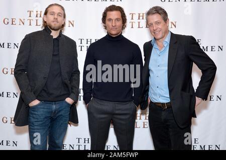 New York, USA. 11 Jan, 2020. (L - R) Schauspieler Charlie Hunnam, Matthew McConaughey und Hugh Grant an "die Herren" Foto des Anrufs an der Whitby Hotel in New York, NY, USA, 11. Januar 2020. (Foto von Anthony Behar/Sipa USA) Credit: Sipa USA/Alamy leben Nachrichten Stockfoto